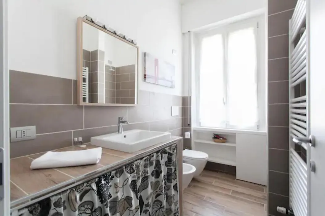 Guesthost - Piazzale Susa Bright Flat Con Veranda-1